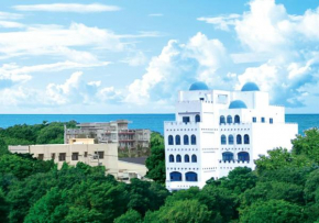 Moon Bay Coastal Hotel